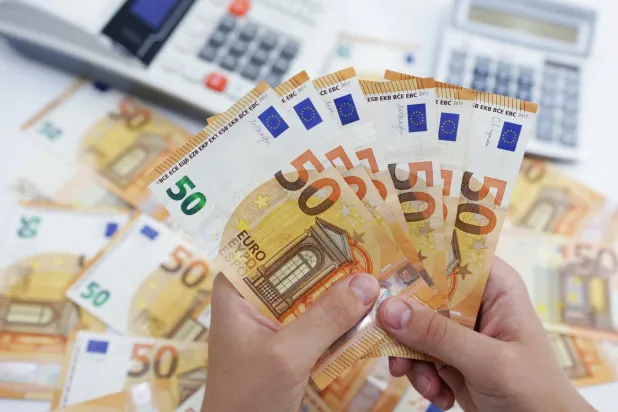 يستحوذ اليورو حالياً على حصة سوقية عالمية تبلغ نحو 20 % عبر مجموعة واسعة من المؤشرات (رويترز)