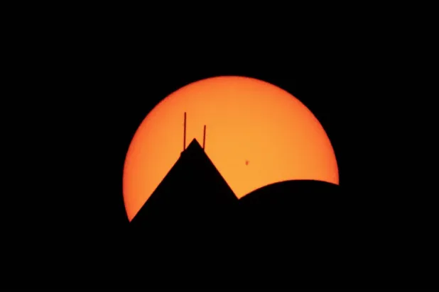 خلف الضوء الهائل... نبض غامض يتبدّل (غيتي)