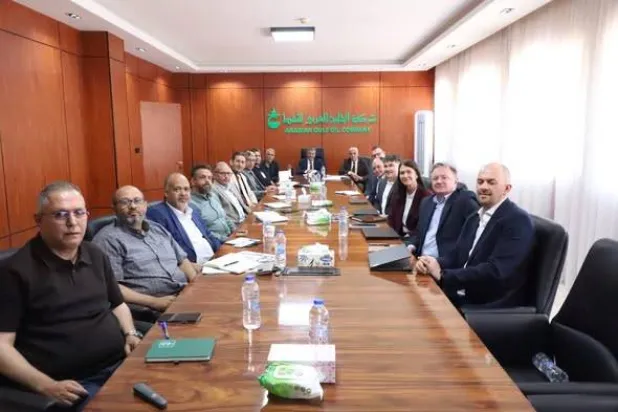 جانب من اجتماع شركة «الخليج العربي للنفط» الليبية مع خبراء ومختصين بشركة «شيفرون» الأميركية (شركة الخليج العربي)