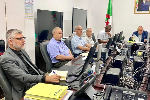 أعضاء هيئة الانتخابات خلال اللمسات الأخيرة على الترشيحات للانتخابات (السلطة)
