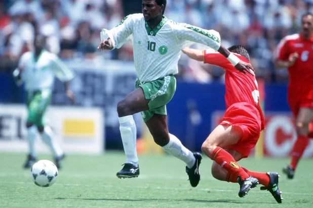 سعيد العويران في طريقه لتسجيل هدفه الأسطوري العالمي في مونديال 1994 (فيفا)