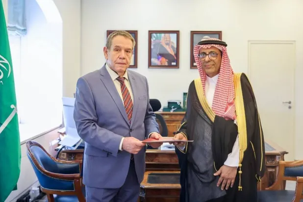 د. عبد الرحمن الرسي لدى تسلمه الرسالة من سيرغي كوزلوف سفير روسيا لدى المملكة (الخارجية السعودية)