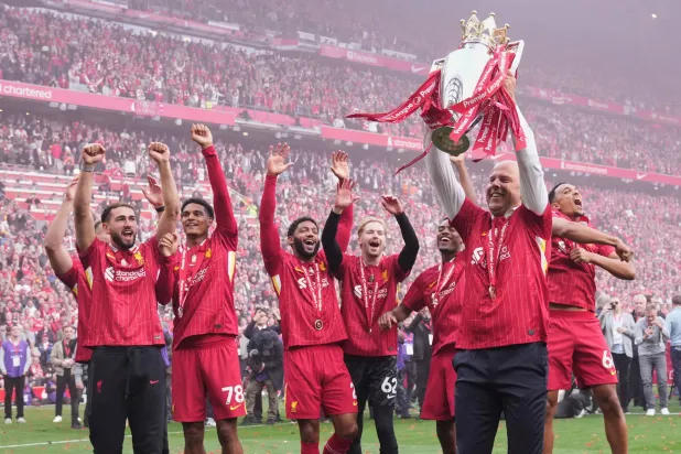 فوز سلوت بلقب الدوري الإنجليزي في أول موسم له لم يكن كافياً للإبقاء عليه (أ.ب)