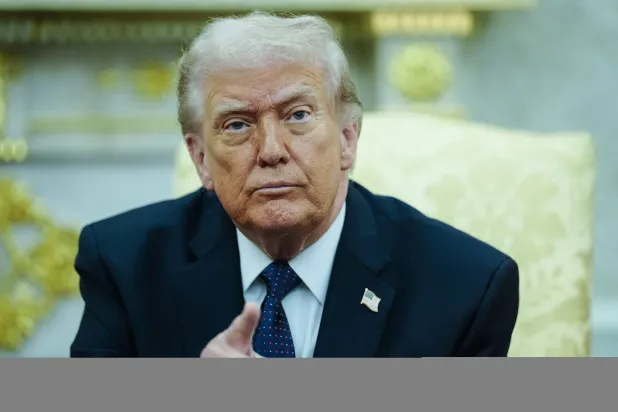 الرئيس الأميركي دونالد ترمب يتحدث خلال اجتماع في البيت الأبيض بواشنطن الثلاثاء (د ب أ)