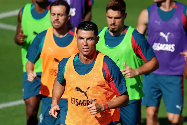 كريستيانو رونالدو قائد النصر في تدريبات البرتغال (رويترز) 