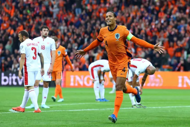  فيرجيل فان دايك قائد المنتخب الهولندي (رويترز)