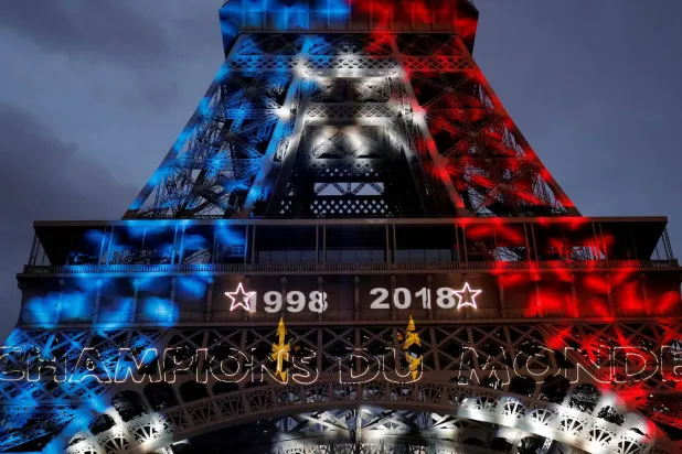 من باريس 1998 إلى موسكو 2018 كتب الديوك الفرنسيون فصلين من المجد في تاريخ كأس العالم (رويترز)