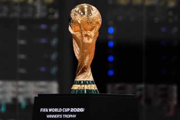 قد يحتاج الفوز بكأس العالم إلى منتخب متكامل لكن الفوز بالحذاء الذهبي يبدأ غالباً من قدم لاعب واحد (أ.ب)