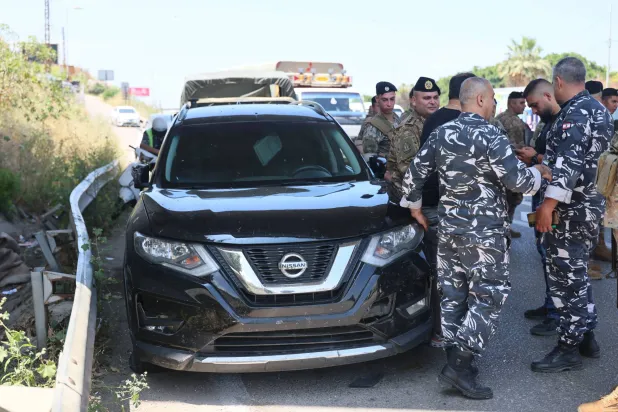 عناصر من الجيش اللبناني وقوى الأمن الداخلي في موقع استهداف إسرائيلي في خلدة جنوب بيروت (إ.ب.أ)