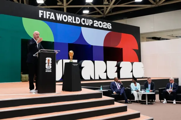 تمثل كأس العالم المسرح الأكبر في عالم كرة القدم وتعد اختباراً حاسماً لبعض مشغلي القطارات والحافلات (أ.ب)