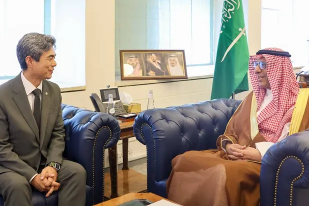 الدكتور عبد الرحمن الرسي خلال استقباله في الرياض السفير شين شول كانغ (الخارجية السعودية)