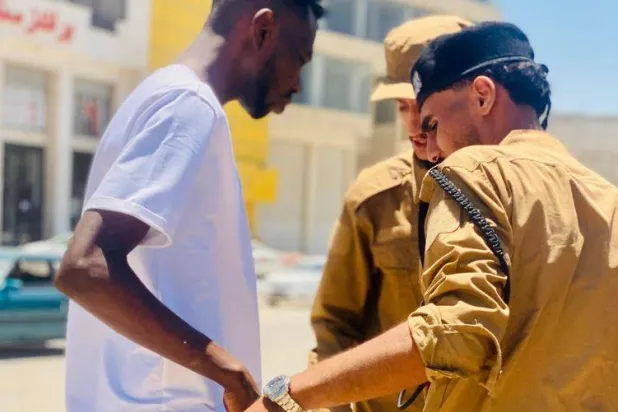الأمن الليبي خلال دورية لملاحقة مهاجرين غير نظاميين (جهاز مكافحة الهجرة غير الشرعية في شرق ليبيا)
