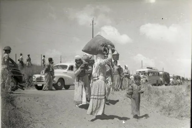 فلسطينيون معظمهم من النساء والأطفال في طريقهم للخروج من منازلهم بقرية الطنطورة في مايو 1948 بعد جرائم «تطهير عرقي» ارتكبتها عصابات صهيونية بحق رجال القرية (موقع فلسطين في الذاكرة)
