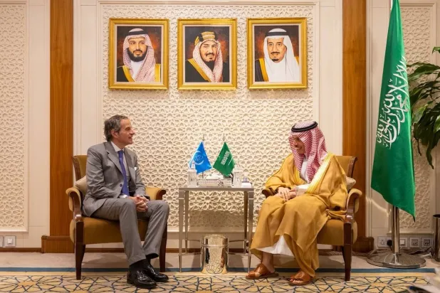 وزير الخارجية السعودي الأمير فيصل بن فرحان مستقبلاً مدير وكالة الطاقة الذرية رافائيل غروسي في الرياض (واس)