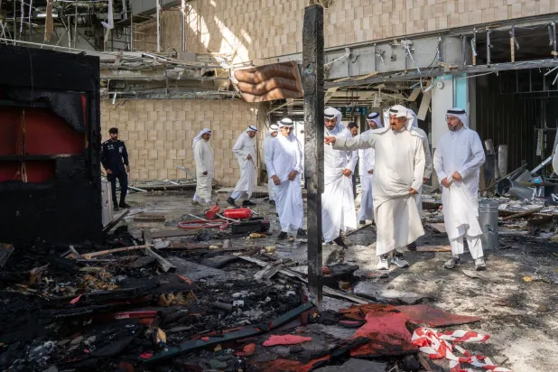 رئيس الوزراء الكويتي الشيخ أحمد العبدالله الصباح (الثاني يميناً) لدى تفقده المطار المتضرر بعد الهجوم الإيراني أمس (كونا)
