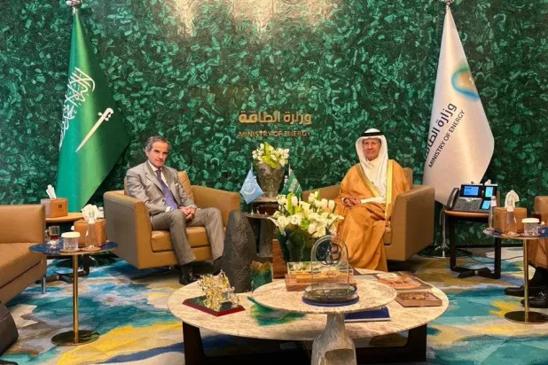 اللقاء بين الأمير عبد العزيز بن سلمان وغروسي (إكس)
