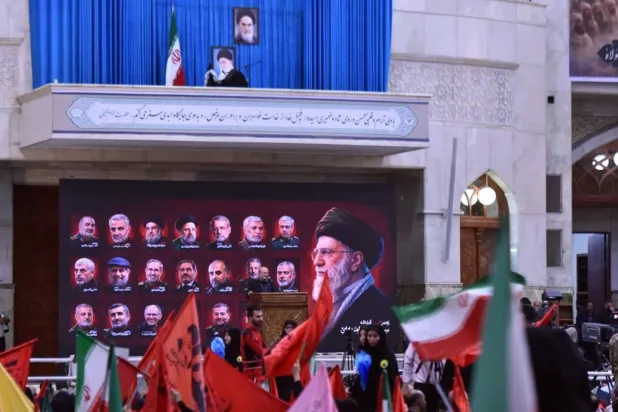 Tahran’ın güneyinde, Humeyni’nin vefatının anısına düzenlenen törenin yapıldığı yerde, eski Dini Lider Ali Hamaney’in fotoğrafının konulduğu bir sandalye... Hamaney, ABD-İsrail saldırılarında öldürülmeden önce her yıl bu törende geleneksel konuşmasını yapardı. (Jamaran)