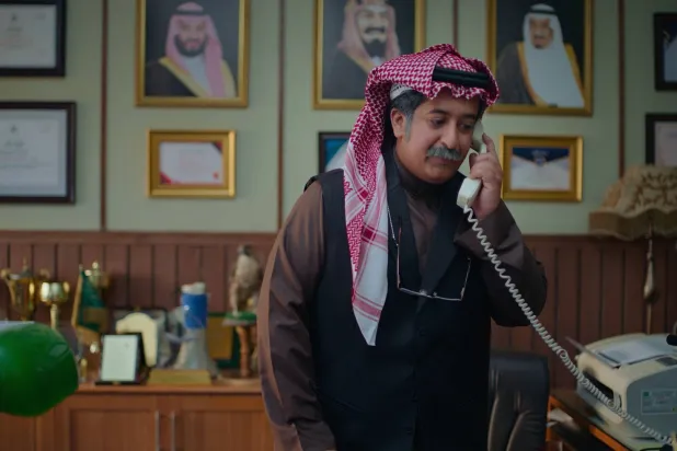 فهد المطيري في دور المدير شاهين في فيلم «فخر السويدي» (الشركة المنتجة)