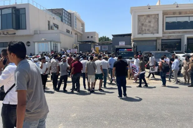 من احتجاجات الليبيين أمام مقر مفوضية اللاجئين في طرابلس (المجلس الاجتماعي بالسراج)