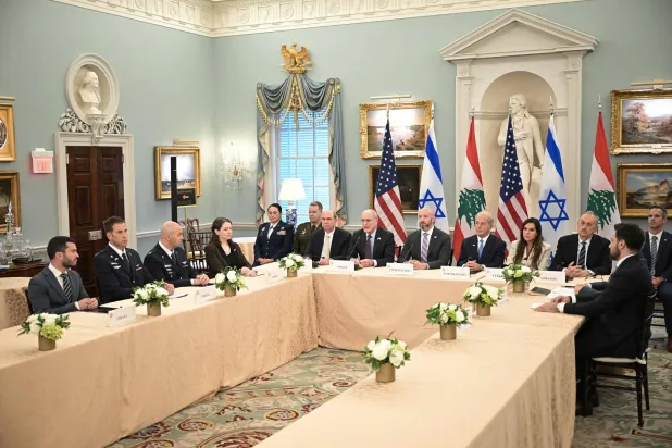 الوفدان اللبناني والإسرائيلي وممثلون عن الخارجية الأميركية يشاركون في جلسة المفاوضات الأخيرة في واشنطن (أ.ف.ب)
