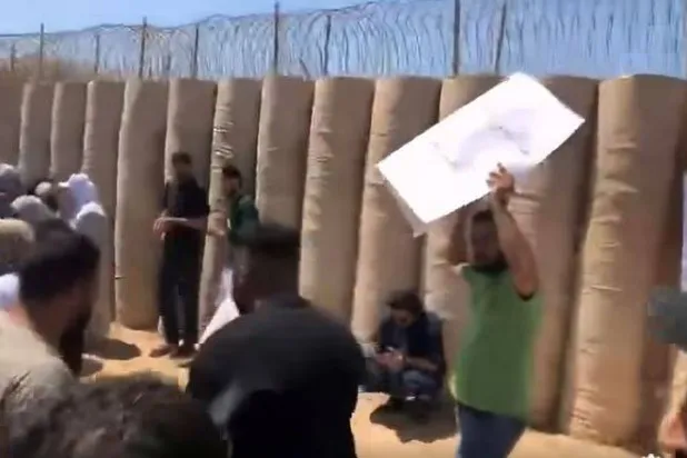 جانب من المحتجين بعد تجاوزهم الأسوار الخارجية لمقر البعثة الأممية في جنزور غرب ليبيا (من مقطع فيديو)