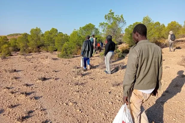 Çölü geçmeye çalışan Afrikalı göçmenler (Arşiv)