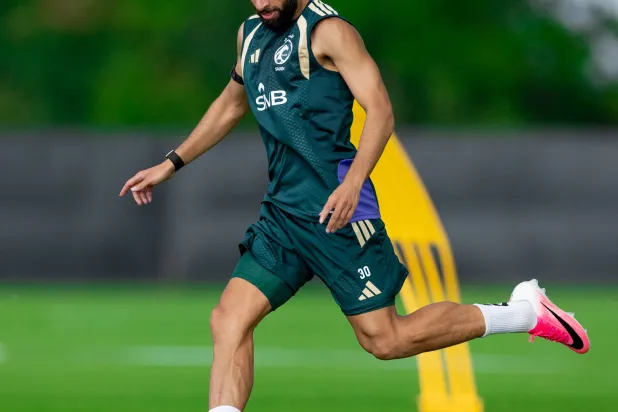 علاء آل حجي لاعب الأخضر في الحصة التدريبية (المنتخب السعودي) 