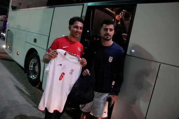 Iran's Saeid Ezatolahi, right, poses for a photo with a fan after a friendly soccer match between Iran and Mali, in Antalya, southern Türkiye, Thursday, June 4, 2026, ahead of the World Cup soccer tournament. (AP Photo/Khalil Hamra)