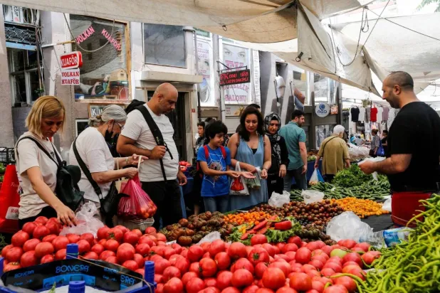 إحدى الأسواق الشعبية في إسطنبول (رويترز)