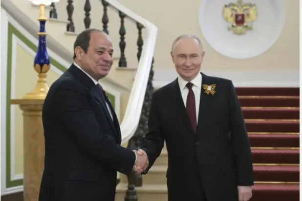 الرئيس الروسي فلاديمير بوتين يصافح نظيره المصري خلال لقائهما بموسكو في مايو (أيار) 2025 (أ.ب)