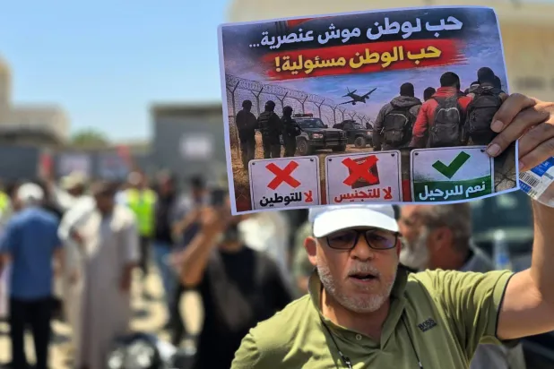 جانب من المظاهرات أمام مقر «مفوضية اللاجئين» بحي السراج بالعاصمة (أ.ف.ب)