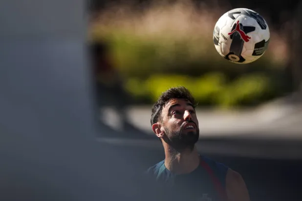 البرتغالي برونو فرنانديز لاعب مان يونايتد مرشح لجائزة أفضل لاعب بإنجلترا (إ.ب.أ)