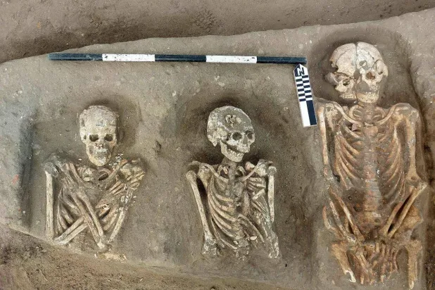 جانب من البقايا البشرية التي توضِّح الدفنات بالموقع (وزارة السياحة والآثار)