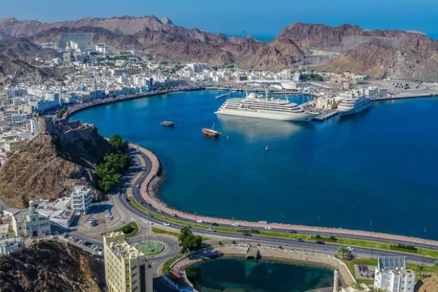 يُشكِّل «ميناء الفحل» شرياناً حيوياً للاقتصاد العماني والمنفذ الرئيسي لصادرات النفط (العمانية)