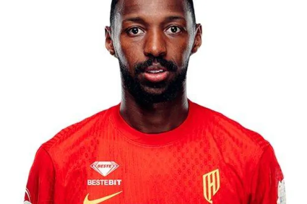 لاعب الوسط علي هزازي (نادي القادسية)