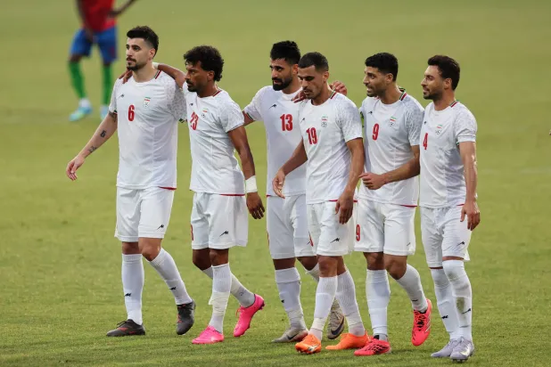 لاعبو منتخب إيران خلال مباراة غامبيا (رويترز)