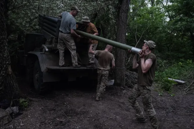 Ukraynalı askerler Donetsk bölgesinde Rus güçlerine doğru füze fırlatmaya hazırlanıyor (AP)