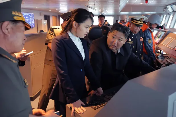 Kuzey Kore hükümeti tarafından yayınlanan bu fotoğrafta, lider Kim Jong Un ve kızı, Kang Kon adlı destroyer gemisinin deniz denemelerini izlerken görülüyor (AP)