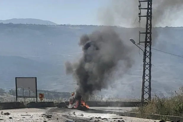 النيران تشتعل في سيارة عسكرية لبنانية تعرضت لاستهداف إسرائيلي في بلدة كفرتبنيت بجنوب لبنان (الجيش اللبناني)