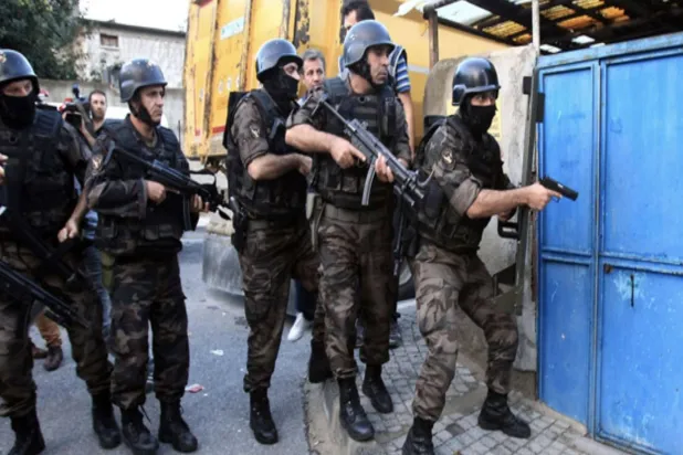 عناصر من قوات مكافحة الإرهاب التركية في أثناء مداهمة أحد مواقع عناصر تنظيم «داعش» الإرهابي (الداخلية التركية)