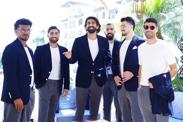 بعثة المنتخب الإيراني لدى مغادرتهم أنطاليا (أ.ف.ب)