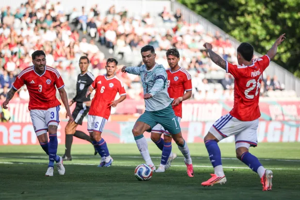 كريستيانو رونالدو يسيطر على الكرة خلال المباراة الودية بين البرتغال وتشيلي على ملعب جامور الوطني في أويرس - البرتغال (أ.ف.ب)