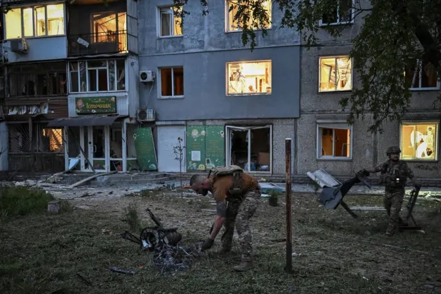 Police experts work at the site of an apartment building destroyed by a Russian drone strike, amid Russia's attack on Ukraine, in Zaporizhzhia, Ukraine June 4, 2026. (Reuters)