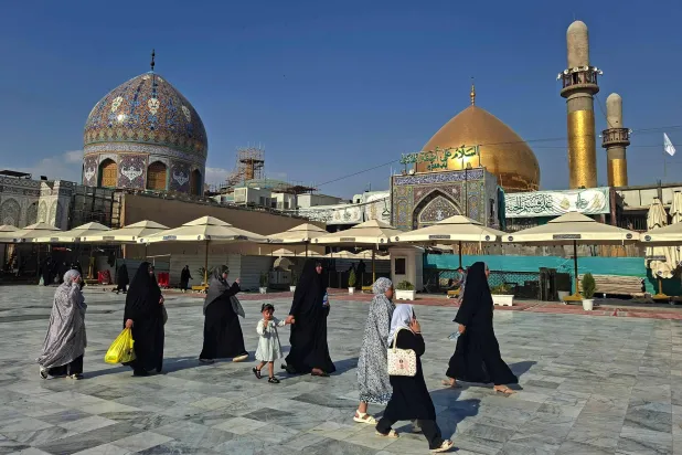 حجاج مسلمون يزورون مرقد العسكريين المقدس في سامراء شمال بغداد (أ.ف.ب)