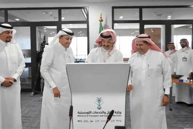 أمير منطقة عسير ووزير النقل والخدمات اللوجستية خلال تدشين المشروع (واس)