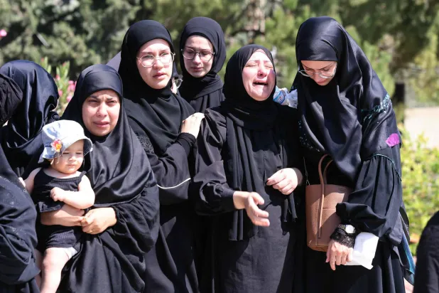 سيدات يشاركن في تشييع قتلى سقطوا في قصف استهدف بلدة زبدين في جنوب لبنان (أ ف ب)