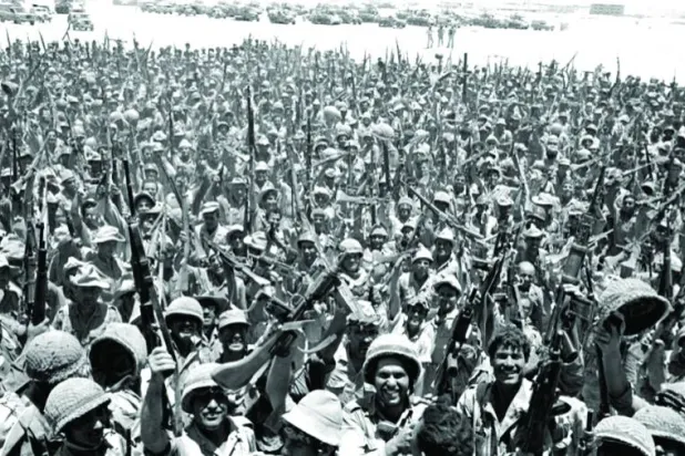 جنود إسرائيليون يحتفلون خلال حرب الأيام الستة عام 1967 (رويترز)