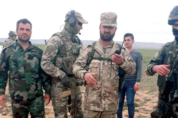 قائد «الفرقة 25» بالجيش السوري سابقاً سهيل الحسن برفقة قوات روسية في 21 مارس 2021 (إعلام روسي)