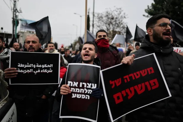 مواطنون عرب محتجون على انتشار الجريمة بالبلدات العربية خلال مظاهرة في سخنين شمال إسرائيل يناير الماضي (رويترز)