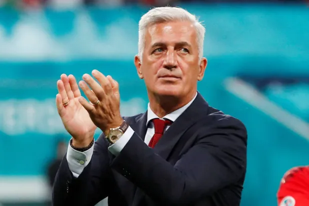 Football - Euro 2020 - Quarter Final - Switzerland v Spain - Saint Petersburg Stadium, Saint Petersburg, Russia - July 2, 2021 Then Switzerland coach Vladimir Petkovic applauds fans after the match. (Pool via Reuters)